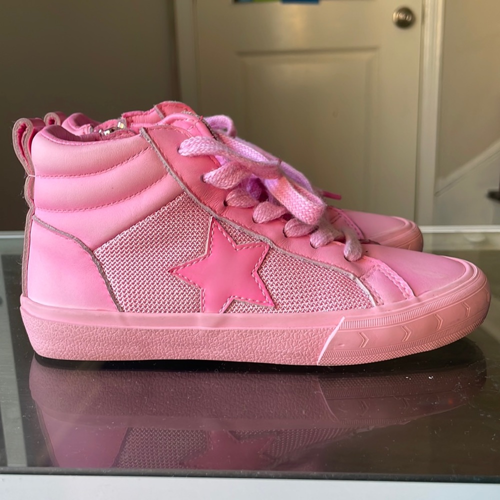 Girls tennis shoes